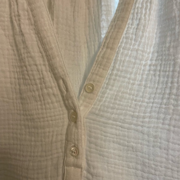 Lucky Brand, super flattering ear flattering & comfy, white waffle “linen” top - Picture 2 of 4